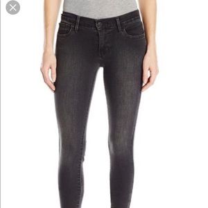 Black Levi’s 710 super skinny